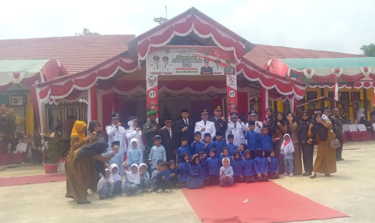 Penurunan Bendera HUT RI ke-79 Kecamatan Simpang Kanan Dilaksanakan Dalam Kondisi Hujan Lebat
