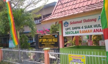 UPT SMP Negeri 4 Siak Hulu Diduga Jual Seragam di Sekolah,  Abaikan Permendikbud