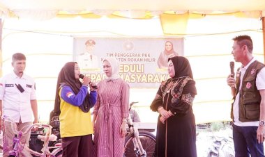 Bupati dan Ketua TP PKK, Bagikan Sembako Kepada Masyarakat Ratusan Paket