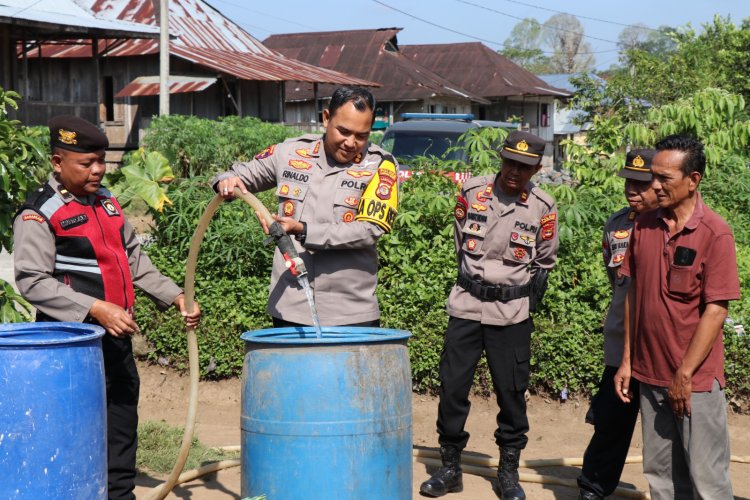 Kapolres Lampung Barat Bagikan Air Bersih dalam Rangka HUT Polda Lampung
