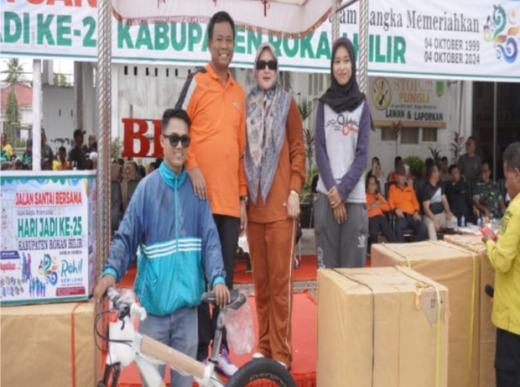 Gelar Jalan Santai Meriahkan HUT ke-25, Plt. Bupati Rohil Ajak Warga Atasi Banjir