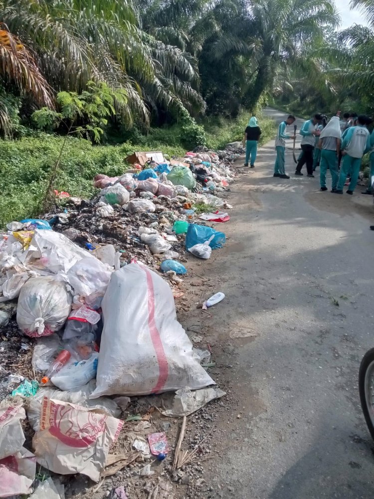 Guru Bersama Siswa SMAN 1 Bagan Sinembah Bersihkan Sampah di Bahu Jalan Menuju Sekolah