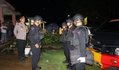 Brimob Polda Lampung Sterilisasi TKP Penemuan Diduga Granat di Banjar Masin