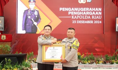 2 Bhabinkamtibmas Polsek Bangko Rohil Terima Penghargaan dari Kapolda dan Kapolres