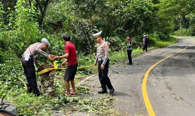 Satlantas Polres Lampung Barat, Pasang Warer Barier dan Polisi Line di Titik Rawan Longsor