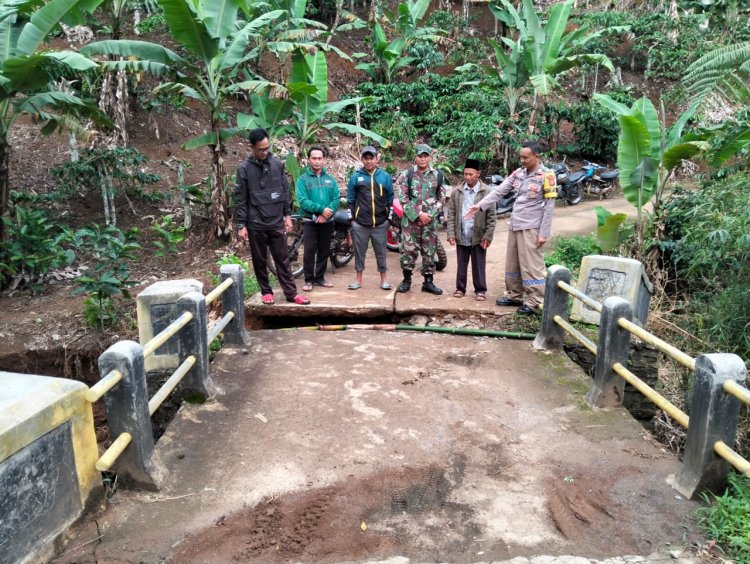 Polsek Sumber Jaya Lakukan Pengecekan Jembatan Amblas Akibat Curah Hujan Deras