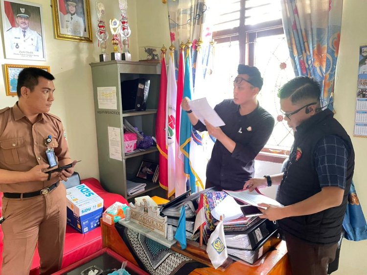 Tak Habis Akal, Penyidik Kejari Lampung Barat Geledah 3 Tempat di Pesisir Barat dan Amankan Bukti