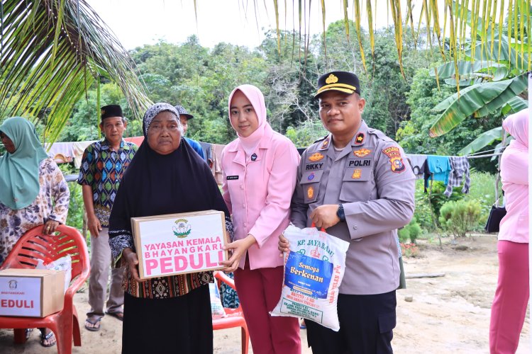 Kapolres Rohil Bagikan Sembako ke Warga Disabilitas dan Kurang Mampu