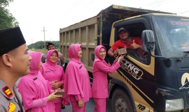 Bhayangkari Polsek Rantau Kopar Bagikan Takjil Tebar Berkah Ramadhan