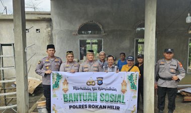 Peduli Pembangunan Rumah Ibadah, Kapolres Rohil Serahkan Bansos ke Mushola Ar-Raudhah