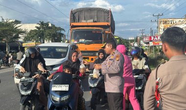 Bagikan Takjil Ramadhan, Polres Rohil Gandeng Mahasiswa/i ITR dan STAI Hubbul Wathan Duri