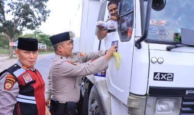 Wakapolres Pimpin Giat Bagi-Bagi Takjil Bagi Warga Pengguna Jalan