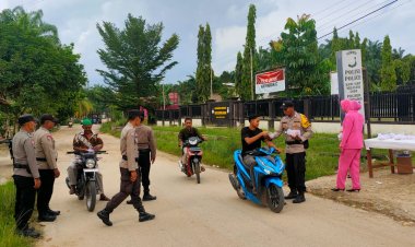 Wujud Kepedulian Polsek Simpang Kanan dan Bhayangkari,  Bagi Taktik ke Warga