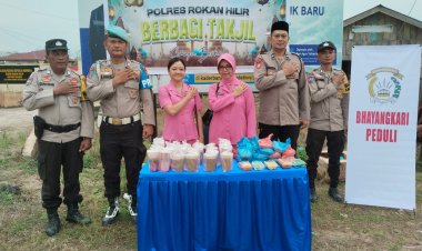 Jemput Berkah Ramadhan, Polsek Sinaboi Bersama Bhayangkari Bagi Takjil ke Masyarakat
