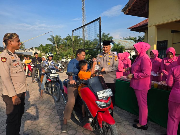 Dalam Rangka Ops Tertib Ramadhan LK 2025, Polsek Pujud Bagi 250 Paket Takjil Gratis
