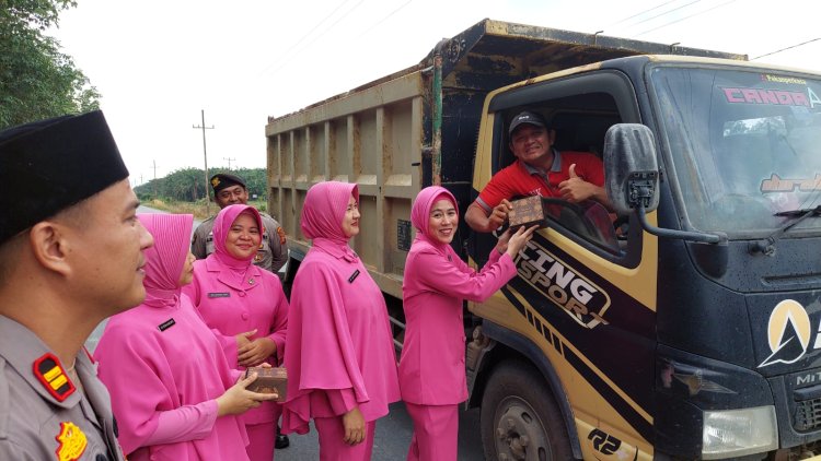 Bhayangkari Polsek Rantau Kopar Bagikan Takjil Tebar Berkah Ramadhan