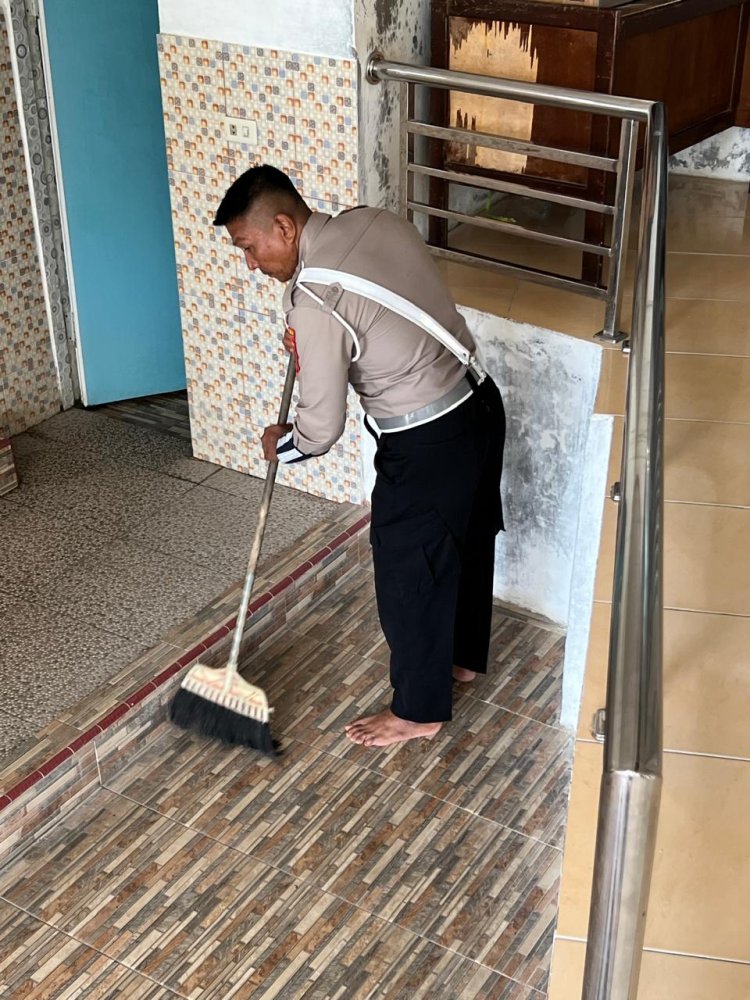 Masyarakat Cempedak Rahuk Apresiasi Kapolres Rohil Bersih-Bersih Rumah Ibadah