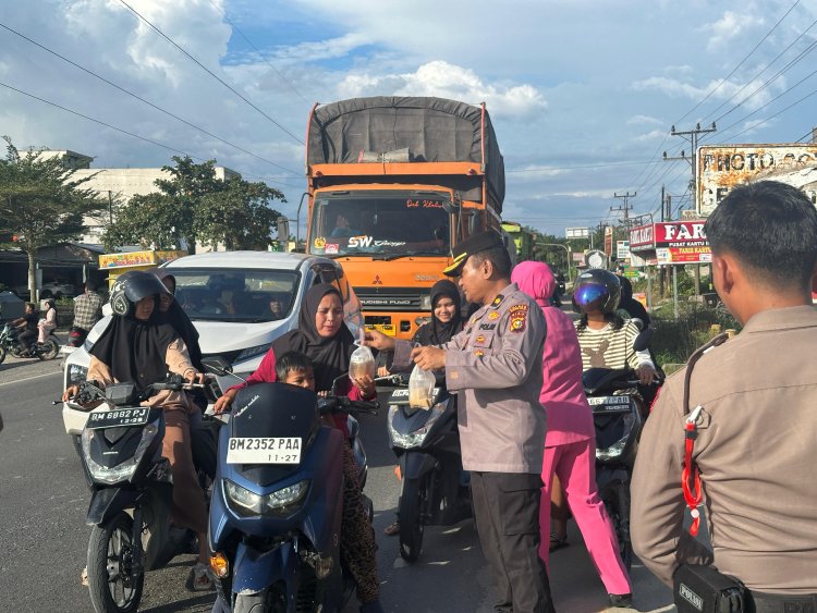 Bagikan Takjil Ramadhan, Polres Rohil Gandeng Mahasiswa/i ITR dan STAI Hubbul Wathan Duri