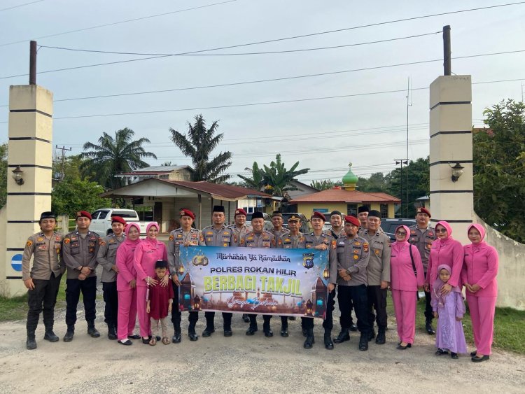 PJU dan Bhayangkari Polres Rohil Bagi Takjil di Mapolsek Tanah Putih, Wujud Kebersamaan dengan Masyarakat