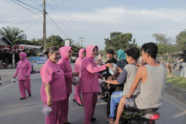 Kapolres Rohil Berbagi Takjil, Berkah Ramadhan Bagi Warga di TPTM