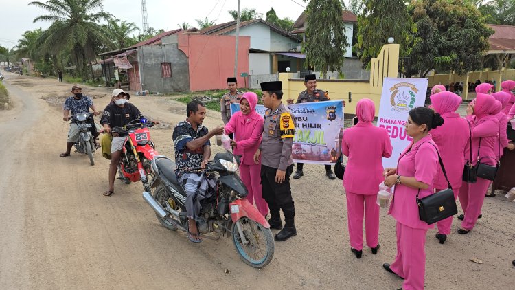 Polsek Kubu serta Bhayangkari, Bagi Takjil kepada Masyarakat