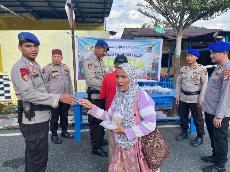 Sat Polairud Polres Rokan Hilir Bagi Takjil pada Warga, Pererat Silaturahmi
