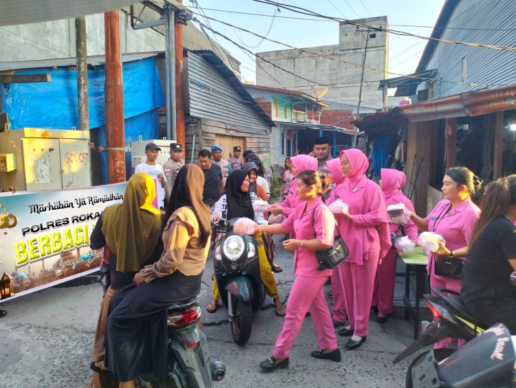 Marhaban Ya Ramadhan, Polsek Panipahan dan Bhayangkari Bagikan Takjil