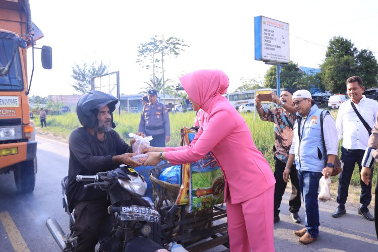 Polres Rohil, Bhayangkari dan Insan Pers Bagi Takjil, Bakti Religi Bulan Ramadhan