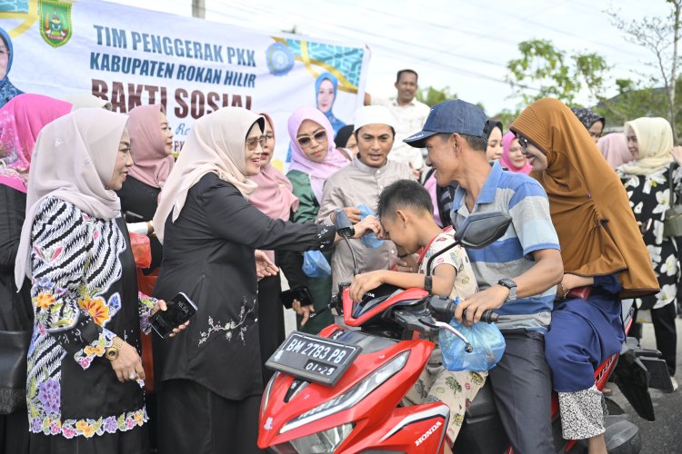 TP PKK Rohil Berbagi Takjil ke Warga di Bulan Ramadhan Penuh Berkah