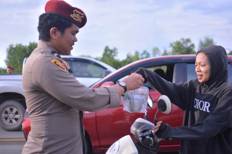 Polres Rohil Bagi Takjil di Ujung Tanjung, Wujud Kepedulian Polri,