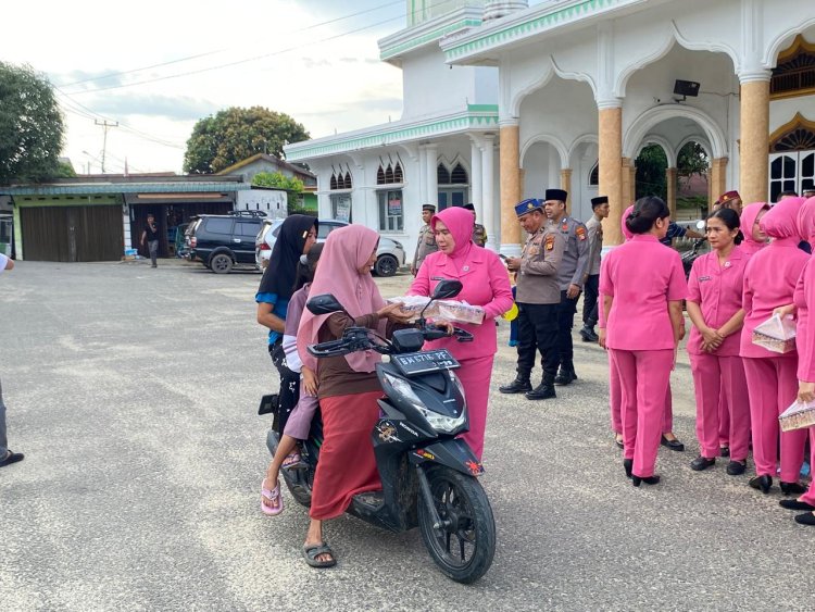 Polsek Bagan Sinembah Polres dan Mahasiswa Sinergi Bagikan Takjil Wujud Pelayanan pada Masyarakat