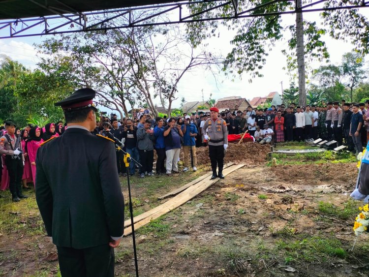 Proses Pemakaman AKP Anumerta Lusiyanto dan Aipda Anumerta Petrus Berlangsung Khidmat