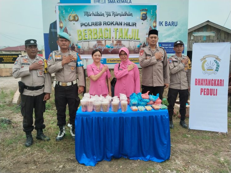 Jemput Berkah Ramadhan, Polsek Sinaboi Bersama Bhayangkari Bagi Takjil ke Masyarakat