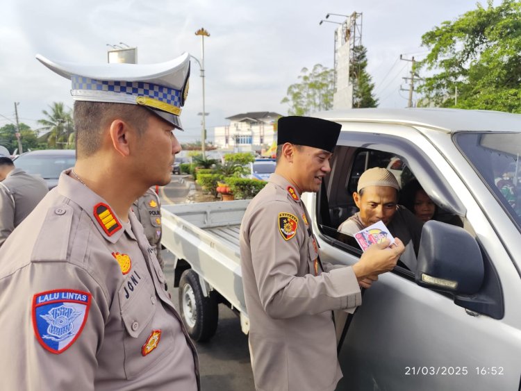 Polres Lampung Utara Sosialisasikan dan Pasang Stiker Hotline Mudik Polri 110