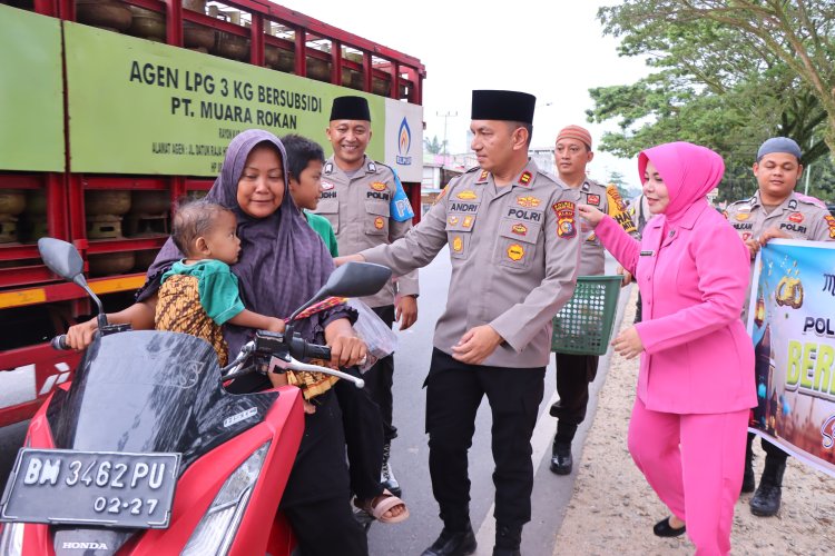Personil Polsek Rimba Melintang dan Bhayangkari Bagi Takjil
