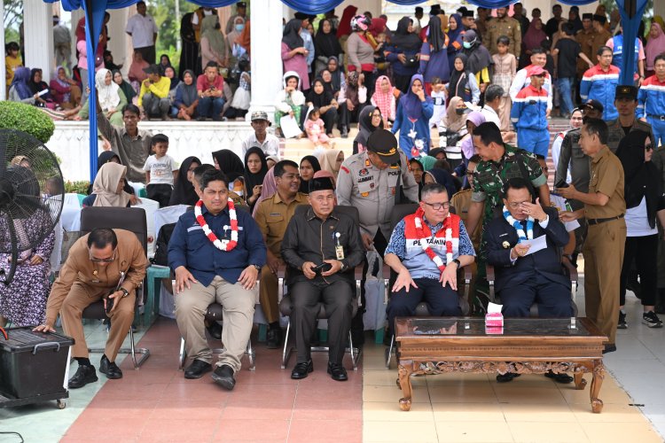 Bupati Rohil Hadiri Pasar Murah, Diadakan PT. PHR, Wujud Peduli pada Warga