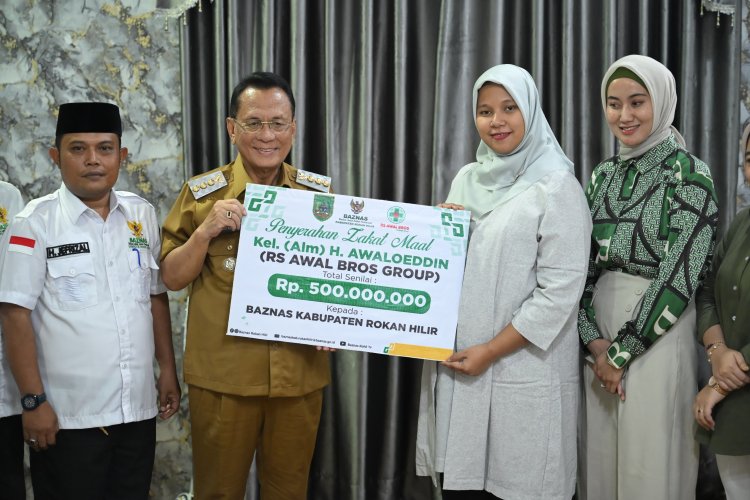 Zakat Mal Keluarga Besar Awal Bross Bagan Batu Diterima Bupati Rohil