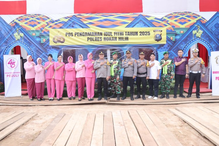 Kapolsek serta Bhayangkari Polres Rohil Serahkan Bansos, Warga Tersenyum Bahagia