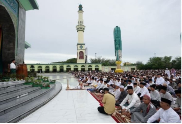 Gubri Bersama Ribuan Warga Riau Salat Idul fitri 1446 H di Masjid Raya Annur