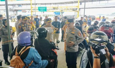 Kabaharkam Polri Sambangi Pemudik di Bakauheni, Imbau Waspada di Perjalanan