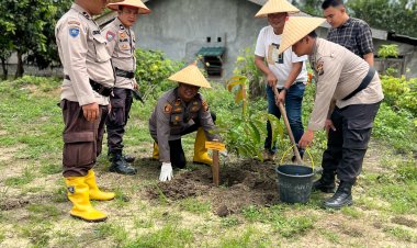 Polsek TPTM Tanam Pohon, Cegah Polusi Udara Program Kapolda Riau