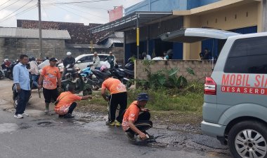 Peduli Keselamatan Pengendara,vPemdes Serdang Tambal Jalan Poros yang Berlubang
