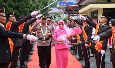 Tarian Adat Pocil dan Pedang Pora, Sambut Kapolres Tanggamus Baru AKBP Rahmad Sujatmiko