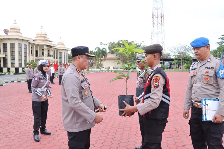 Kapolres Rohil Pimpin Apel Usai Cuti Lebaran, Sekaligus Serahkan Bibit Pohon