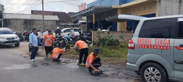 Peduli Keselamatan Pengendara,vPemdes Serdang Tambal Jalan Poros yang Berlubang