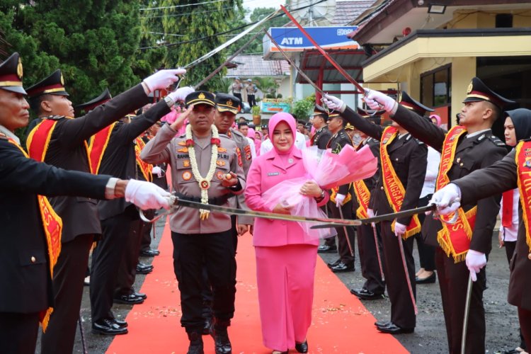 Tarian Adat Pocil dan Pedang Pora, Sambut Kapolres Tanggamus Baru AKBP Rahmad Sujatmiko