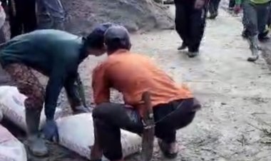 Kurangnya Perhatian Pemerintah Daerah, Warga  Perbaiki Jalan Penghubung Desa Secara Swadaya