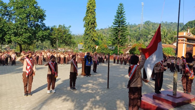 SD Negeri 1 Air Bakoman Adakan Upacara Hari Pendikan Nasional