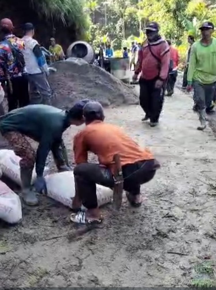 Kurangnya Perhatian Pemerintah Daerah, Warga  Perbaiki Jalan Penghubung Desa Secara Swadaya