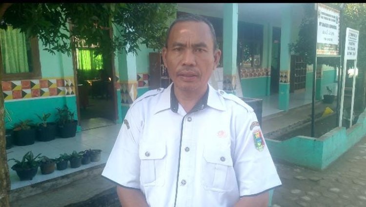 Kepsek SDN 1 Gunung Tiga Pantau Ujian Nasional SDN 1 Gunung Tiga